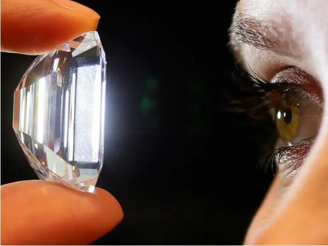 How to Tell If a Diamond is Real with a eye
